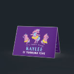 Lila Rosa Dancing Unicorn Kids Photo Birtnday Inbjudan<br><div class="desc">Tre lila och rosa dans enar inbjudan vänner och familj till din barn födelsedagsfest. Medan malltexten säger fem kan du ändra numret till valfri födelsedag. Det finns tre linjer text på framsidan som du kan använda för att anpassa din inbjudan. Insidan innehåller ett foto av ditt barn på den lämnat...</div>