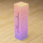 Lila Rosa Glitter & Gnistra Monogram Presentask För Vinflaska<br><div class="desc">Guld,  Lila och Rosa Rainbow Pastel Ombre Faux Glitter och Gnistra Elegant Presentask för Vinflaska. Den här Presentask för Vinflaska kan anpassas så att den omfattar ditt första och första namn och gör en underbar födelsedagsfest,  årsdag,  bachelorette-fest,  möhippa-gåva.</div>