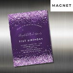 Lila rosa glitter lyx vid födelsedag magnetisk inbjudningskort<br><div class="desc">En modern,  snyggt och glamorös inbjudningsmagnet för en 21:a (eller vilken ålder som helst) födelsedagsfest. En djup färgad med rosa Faux glitter stoft. Lila färg är ojämn. Namn är skrivet med ett modernt handskript i stil. Anpassa och lägg till information om party.</div>
