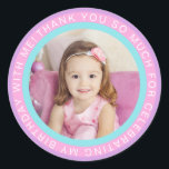 Lila Rosa Kids Photo Birthday Tack Runt Klistermärke<br><div class="desc">De här vackra fotoklistermärkena har cirklar ram i lila,  rosa och akvblått. Cirklad text lyder: "TACK SÅ MYCKET FÖR ATT FÅ MIN BIRTHDAY MED MIG!" Underbar för använda som försegling,  kuvertförsegling och mycket annat!</div>