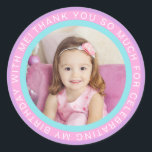Lila Rosa Kids Photo Birthday Tack Runt Klistermärke<br><div class="desc">De här vackra fotoklistermärkena har cirklar ram i lila,  rosa och akvblått. Cirklad text lyder: "TACK SÅ MYCKET FÖR ATT FÅ MIN BIRTHDAY MED MIG!" Underbar för använda som försegling,  kuvertförsegling och mycket annat!</div>