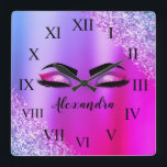 Lila Rosa Monogram Glitter Eyelash Modern Fyrkantig Klocka<br><div class="desc">Lila och Rosa Faux Foil Metallic Gnistra Glitter Brushed Metall Monogram Namn och Initial Eyelash (Lash),  Eyelash Extensions och Ögon Söta väggklocka. Utformningen gör perfekten söt 16-årsjubileum,  bröllop,  möhippa,  årsdag,  babydusch eller bachelorette-festgåva till någon som tittar för ett trendig coola stil.</div>