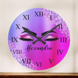 Lila Rosa Monogram Glitter Eyelash Modern Rund Klocka<br><div class="desc">Lila och Rosa Faux Foil Metallic Gnistra Glitter Brushed Metall Monogram Namn och Initial Eyelash (Lash),  Eyelash Extensions och Ögon small dekorativ klocka. Utformningen gör perfekten söt 16-årsdag,  bröllop,  möhippa,  årsdag,  barndusch eller filmfest för någon som tittar för ett trendig coola stil.</div>