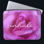 Lila Rosa ros Photo Inhale Quote Modern djold Laptop Fodral<br><div class="desc">Ett närliggande foto av en levande lila-rosa ros gör att du vill "stoppa och lukta blommorna". Ta det lugnt och andas in fotonas skönhet när du användor det här fantastiska fotot på neopren laptop sleeve. Laptop sleeve finns i tre storlekar: 15, 13 och 10 tum. Gör en underbar gåva till...</div>