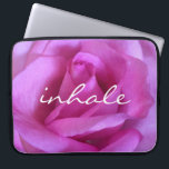 Lila Rosa ros Photo Inhale Quote Modern djold Laptop Fodral<br><div class="desc">Ett närliggande foto av en levande lila-rosa ros gör att du vill "stoppa och lukta blommorna". Ta det lugnt och andas in fotonas skönhet när du användor det här fantastiska fotot på neopren laptop sleeve. Laptop sleeve finns i tre storlekar: 15, 13 och 10 tum. Gör en underbar gåva till...</div>
