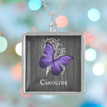 Lila Rustic Butterfly Personlig Berlockhalsband<br><div class="desc">Skapa en unik gåva till henne med en Lila Rustic Butterfly Personlig Silver Plated Necklace. Necklace-designen har en fjäril mot en vit grått av löv och mörk med bakgrunden ställe för att anpassa sig efter ditt namn. Ytterligare objekt som är tillgängliga med den här designen också. Kontakta mig direkt om...</div>