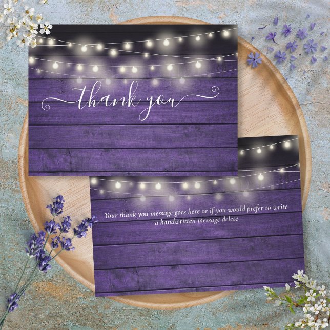 Lila Rustika Ljusslinga för Bröllop med Script Tack Kort (Purple Rustic Wood String Lights Script Wedding Thank You Card)