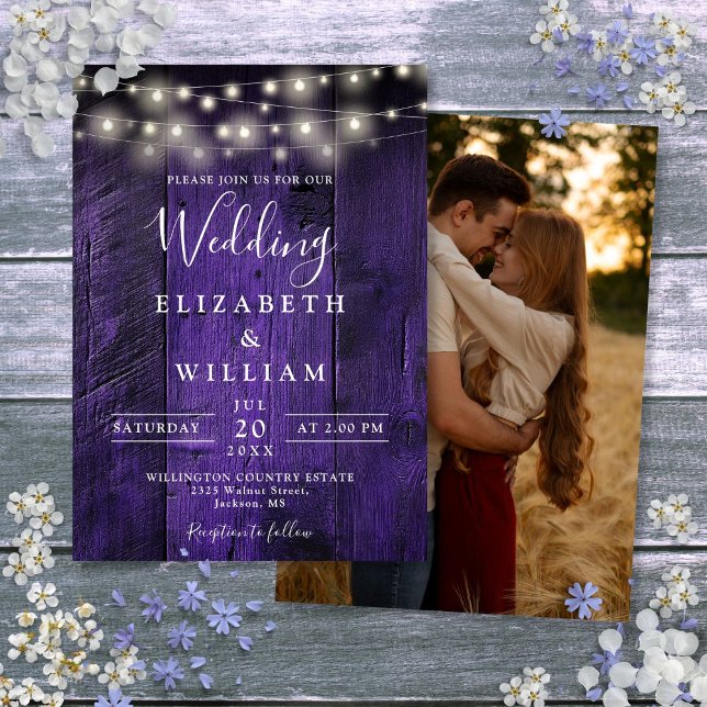 Lila rustika strålkastare för bröllop med snurra a inbjudningar (Purple Rustic Barn Wood String Lights Wedding Invitation)