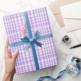Lila rutigt flickigt baby shower-inpackningspapper presentpapper