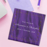 Lila Silke Bröllop och Guld Spara datum Magnet<br><div class="desc">En elegant lila bröllop spara datum bröllopsförmån,  den här lila magneten har en lush,  luxe,  lila silke mönster med en guld metallisk gräns som sätter texten i. All text kan vara personlig till kostym enkelt i ovanstående alternativ.</div>