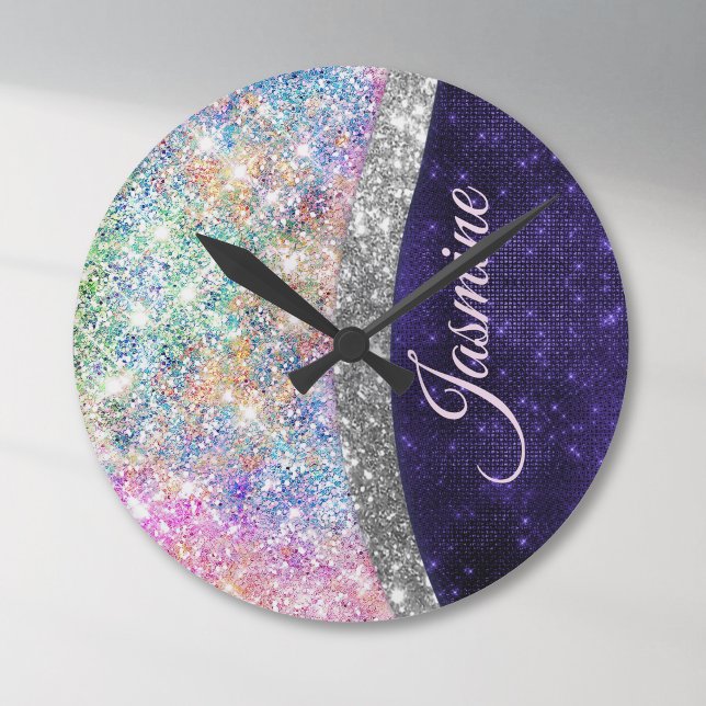 lila silver faux glitter monogram rund klocka (Skapare uppladdad)