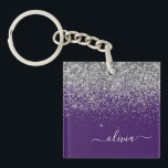 Lila Silver Glitter Girly Glam Monogram<br><div class="desc">Lila och Silver Faux Foil Gnistra Glitter Script Monogram Namn Keychain. Det gör perfekten söt 16-årsjubileum,  bröllop,  möhippa,  årsdag,  babydusch eller bachelorette-fest för någon som glam lyxen och chic stilar i kärlek.</div>