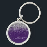 Lila Silver Glitter Girly Glam Monogram Rund Silverfärgad Nyckelring<br><div class="desc">Silver och Lila Gnistra Glitter Script Monogram Namn nyckelringar (Nyckelring). Det gör perfekten söt 16-årsjubileum,  bröllop,  möhippa,  årsdag,  babydusch eller bachelorette-fest för någon som glam lyxen och chic stilar i kärlek.</div>