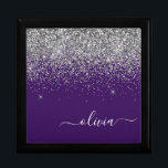 Lila Silver Glitter Girly Monogram Namn Minnesask<br><div class="desc">Lila och Silver Gnistra Glitter skriver Monogram Namn Jewelry Keepsakbox. Det gör perfekt studenten,  födelsedag,  bröllop,  möhippa,  årsdag,  babydusch eller bachelorette-fest till någon som glam lyx och chic stilar.</div>