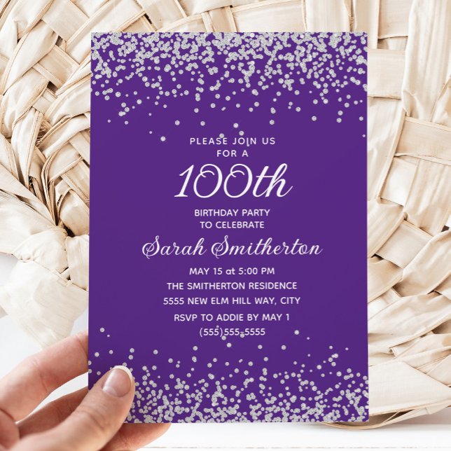 Lila Silver Glitter Kvinnors hundraårsjubileum Inbjudningar (Elegant purple 100th birthday party invitation with silver glitter)