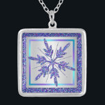 Lila Silver Glitter LOOK Snowflake Necklace Silverpläterat Halsband<br><div class="desc">Den här festliga FAUX (PRINTED) glitter-snö-flinghalsbandet i färg av lila, turkos, teal, aqua och silver matchar den vinterbröllopsinbjudan som visas nedan och skulle ge en trevlig gåva till ge till dina bröllopsfester som Maid of honor, Bridesmaider och Flower Girl, eller köpa den för att lägga till till vinter eller jultillbehör....</div>