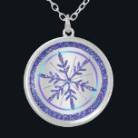 Lila Silver Glitter LOOK Snowflake Necklace Silverpläterat Halsband<br><div class="desc">Den här festliga FAUX (PRINTED) glitter-snö-flinghalsbandet i färg av lila, turkos, teal, aqua och silver matchar den vinterbröllopsinbjudan som visas nedan och skulle ge en trevlig gåva till ge till dina bröllopsfester som Maid of honor, Bridesmaider och Flower Girl, eller köpa den för att lägga till till vinter eller jultillbehör....</div>