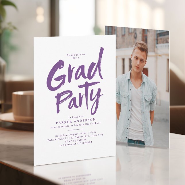 Lila Simple Modern Push Script Grad Party Inbjudningar (Purple Simple Modern Brush Script Grad Party Invitation)