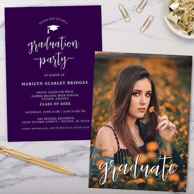 Lila Simple Modern Script Studenten-inbjudan Inbjudningar (purple graduation party invitation with simple modern typography and photo of graduate on the back)