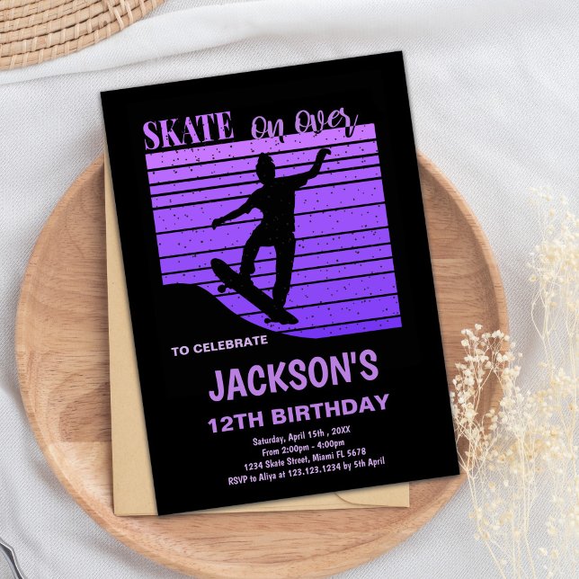 Lila Skateboard-inbjudan till födelsedag Inbjudningar (Purple Skateboard Birthday Invitations)