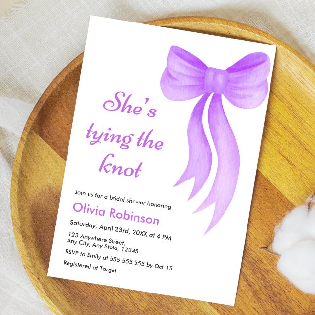 Lila slinga Hon knyter knuten Bröllopsfest  Inbjudningar (Purple Bow She's Tying the Knot Bridal Shower Invitation )