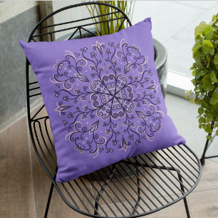 Lila Snowflake Mandala - Elegant Winter Ornament Kudde