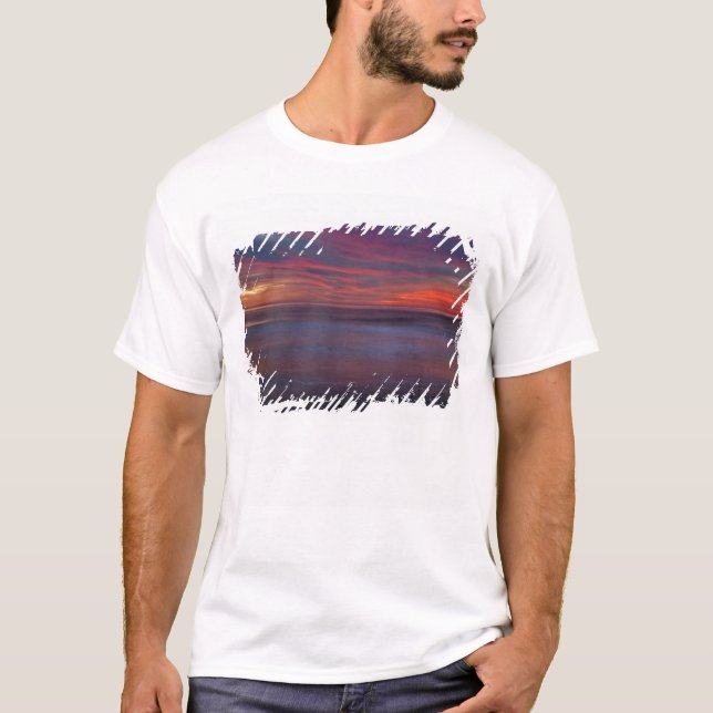 Lila soluppgång vid havsstrand tee shirt (Framsida)