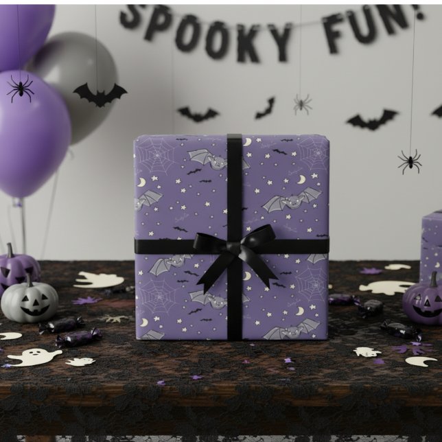 Lila Spooky Cute Fladdermus Halloween Presentpapper (Purple Spooky Cute Bats Pattern for Kids Halloween Party Wrapping Paper. Cute Stars, Moon & Webs)