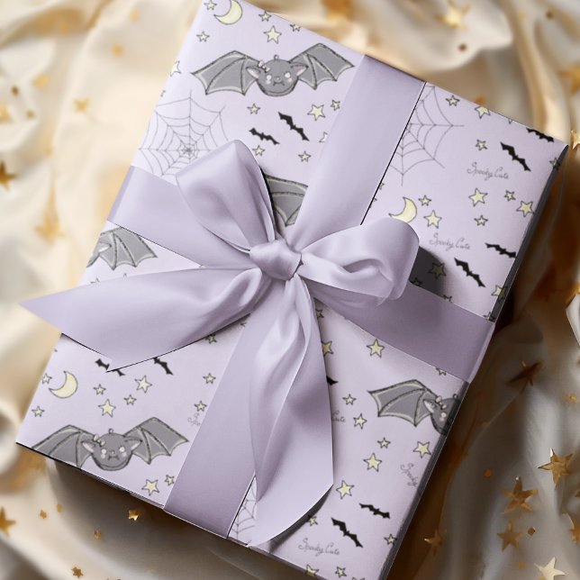 Lila Spooky Cute Fladdermus Halloween Presentpapper (Adorable Kids Halloween Spooky Cute Bats, Moons, Stars, Spider Webs & Hand-written "Spooky Cute".)