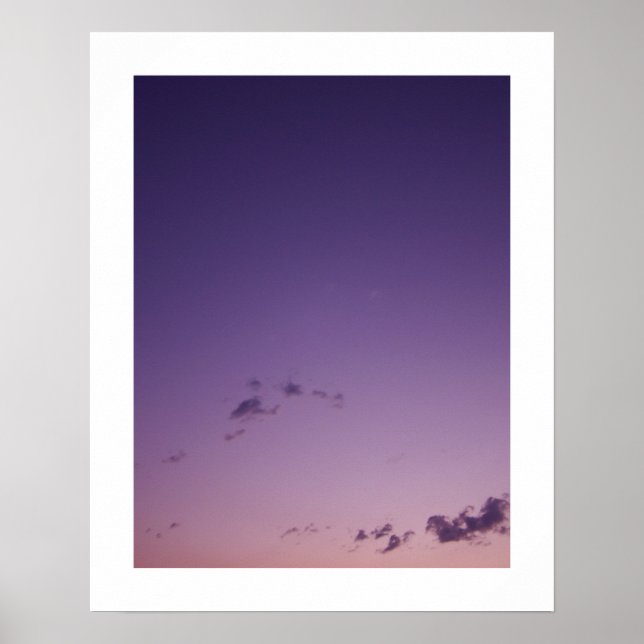 Lila spridda moln i skymningen poster (Framsidan)