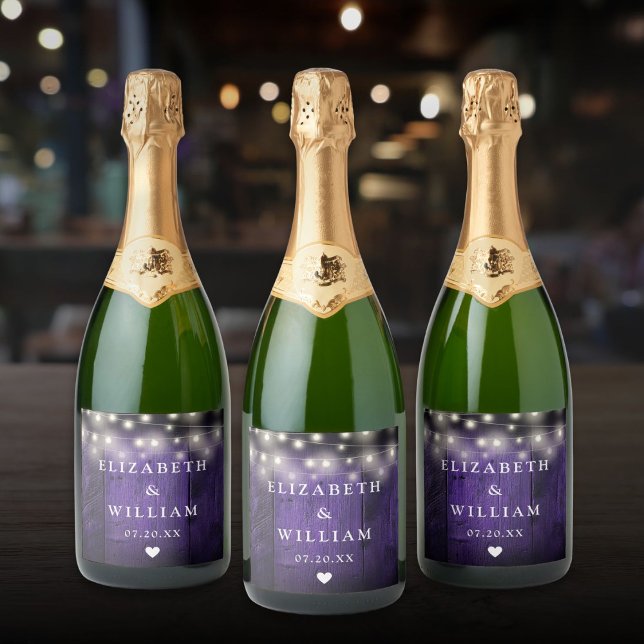 Lila Strängljus Rustik Trä Boho Ladalager Bröllop (Purple String Lights Rustic Wood Boho Barn Wedding Sparkling Wine Label)