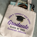 Lila Student Personlig 2023 Studenten Tygkasse<br><div class="desc">Denna moderna lila och svarta anpassningsbar,  högre student i säcken,  har din högskola eller college namn för 2023-klassen. Anpassa med ditt graderingsår under handskrivet skript för chic och svart graderingshölje för en studentfest för underbar personlig.</div>