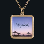 Lila Sunset California Beach Photo Monogram Namn Guldpläterat Halsband<br><div class="desc">En lila blå och rosa solnedgång på en sydlig kalifornien-strand med den där palapasoslen gör avspänning och reflexion. Resa tillbaka till semesterstranden varje gång du bäror det här fantastiska, vackra fotografiet personlig namn charm necklace. Detta halsband finns i små, medelstora och stora storlekar, såväl som i kvadratiska och cirkelformade former....</div>