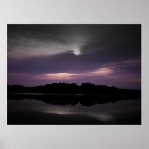 Lila svart himlar svart vatten poster