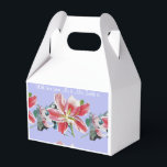 Lila Syrenblomma Lilja Bröllopstårta Förmånslådor Presentaskar<br><div class="desc">Lila Syren Pansy Blomma Lilja blommor Bröllopstårta Förmånslådor. Designad utifrån en av mina akvarellmålningar.</div>