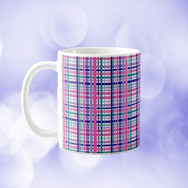 Lila Teal Navy Blue Rosa White Kaffemugg (A mug with a plaid pattern featuring pink, purple, teal and blue lines on a white background.)