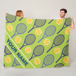 🎾 Lila tennisrackets på grönt, eget namn Fleecefilt