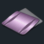 Lila Tones Brushed Aluminium-utseende Laptop Fodral<br><div class="desc">Metallisk muterad lila design borstad aluminium mönster. Rand av svart geometriskt mönster.</div>