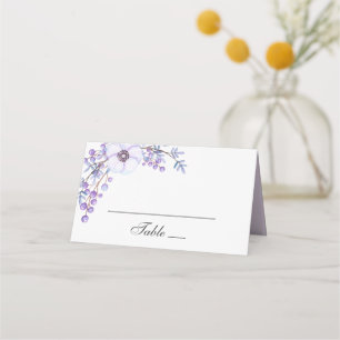 Lila trädgårdsblommor. Violet blommigt bröllop Placeringskort