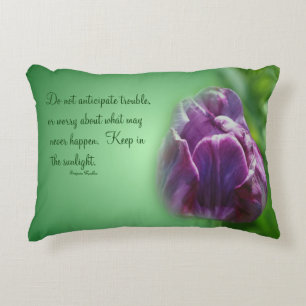 Lila Tulip Life Attitude Quote Inspirational Prydnadskudde