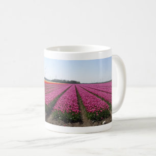 Lila Tulips Fält Panoramic Coffee Mugg