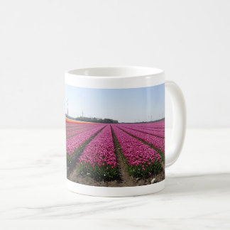 Lila Tulips Fält Panoramic Coffee Mugg