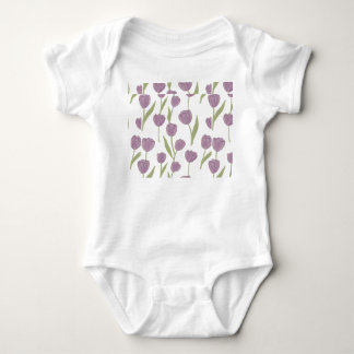 Lila tulpanblommig mönster t shirt