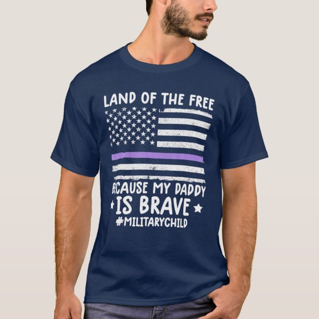 Lila upp militärens barnland i det fria USA flagga T Shirt (Framsida)