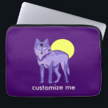 Lila Varg, full rörelse Laptop Sleeve<br><div class="desc">En vacker,  majestät,  lila varg framför en gult fullt måne tillsammans med er egen personlig. Den här vilden av anpassningsbar är den perfekt som finns för en älskare av vargar. Anpassa dessa för dina varg pack-vänner.</div>