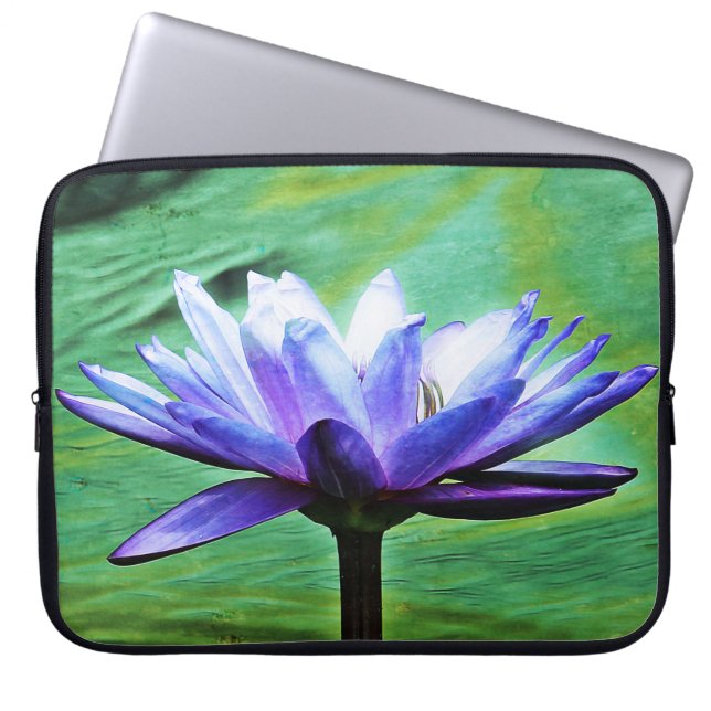 Lila Vatten Lily Laptop Sleeve (Framsidan)