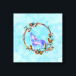 Lila Vattenfärgad Varg med utandning av Boho Canvastryck<br><div class="desc">Ett kanvastryck med en grafisk illustration som består av en varg med lila vattenfärg,  i en klassisk hovling. Omgiven av en illustrerad krans av trä,  kristaller,  fjädrar och pärlor. Coola Native American-motiv med en boho stil.</div>