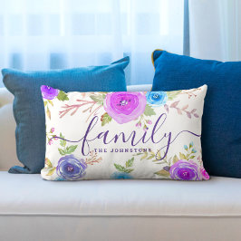 Lila vattenfärgsfamiljskript för monogram blommigt lumbarkudde