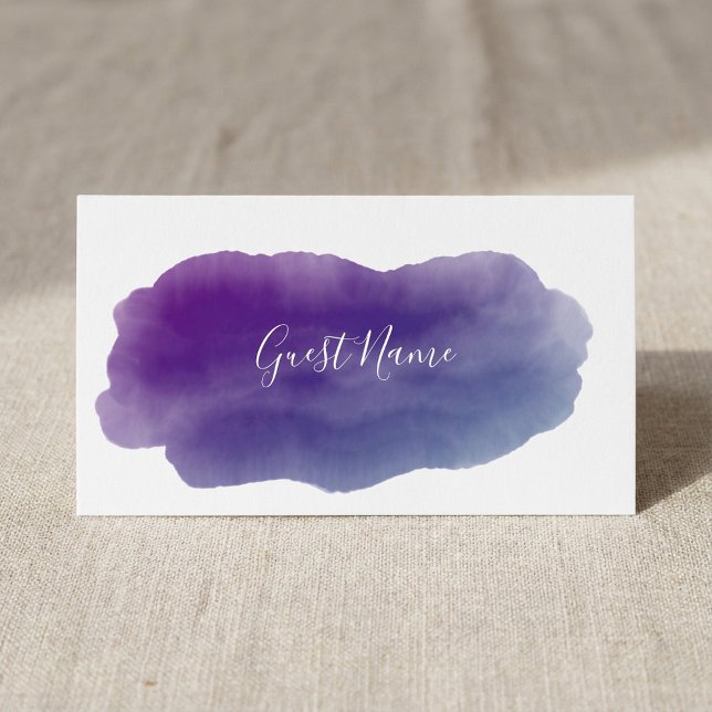 Lila vattenfärgsgäst namn-platskort placeringskort (Purple watercolor guest dining name place card.)