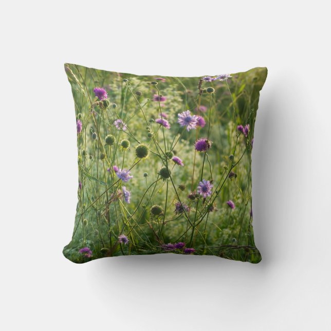 Lila vild blommor i en grönt kudde (Framsida)